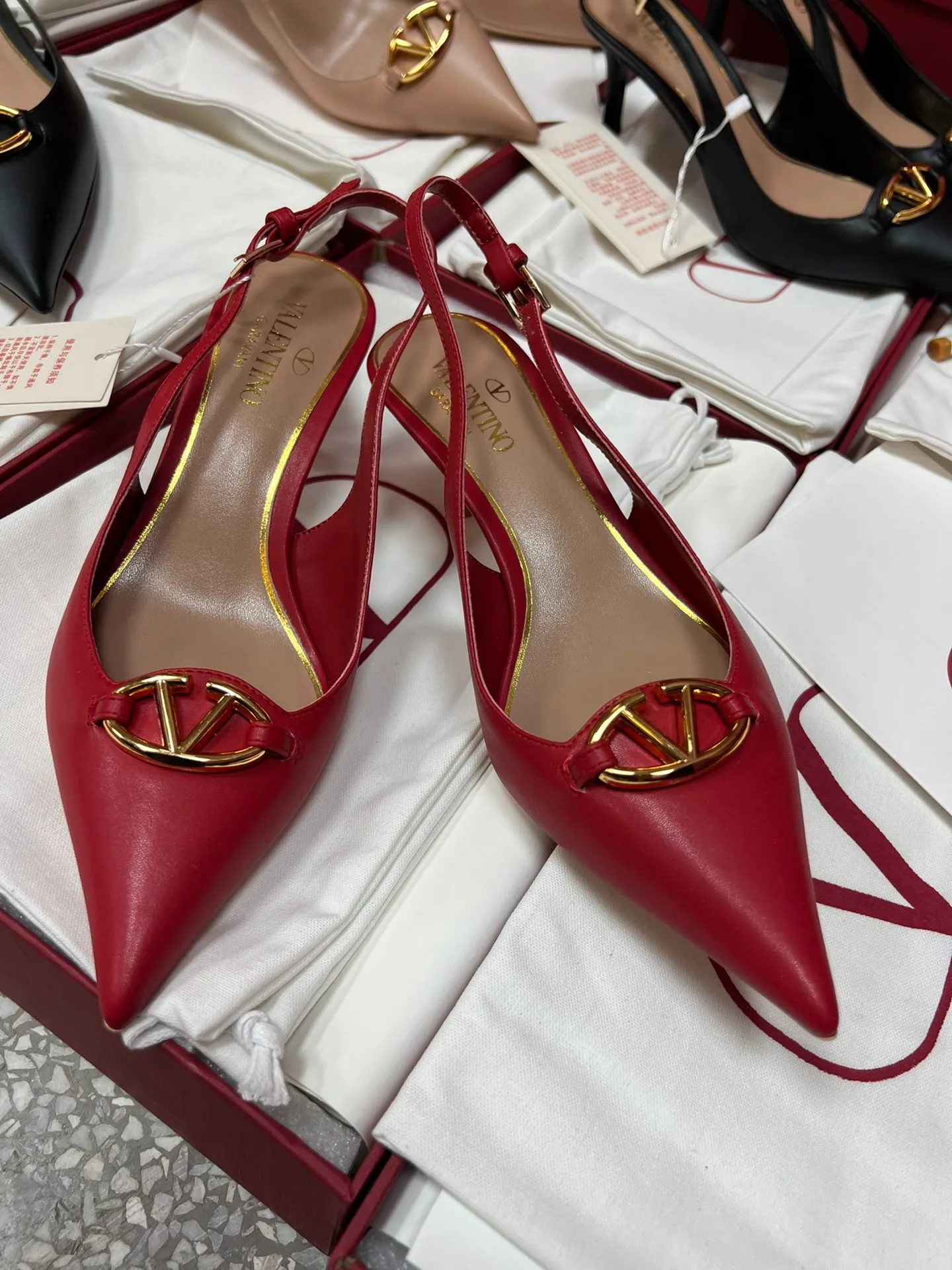 👟👟Ex-factory price 520👟👟 Valentino’s hottest new product in 2024, the new Mule shoes are also very easy to wear...😈😈😈 The latest logo buckle Perfectly combined with sexy pointed toe❤️‍🔥❤️‍🔥❤️‍🔥❤️‍🔥It is simply the pinnacle of summer fashion💖💖💖💖Original replica Outsole: Italian genuine leather outsole Heel height: 6.5cm Size: 35-39 (40 41 42 customization is non-returnable and non-exchangeable)